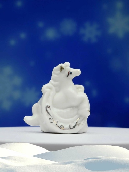 Фигурка Лошадь с подковой белая фарфор