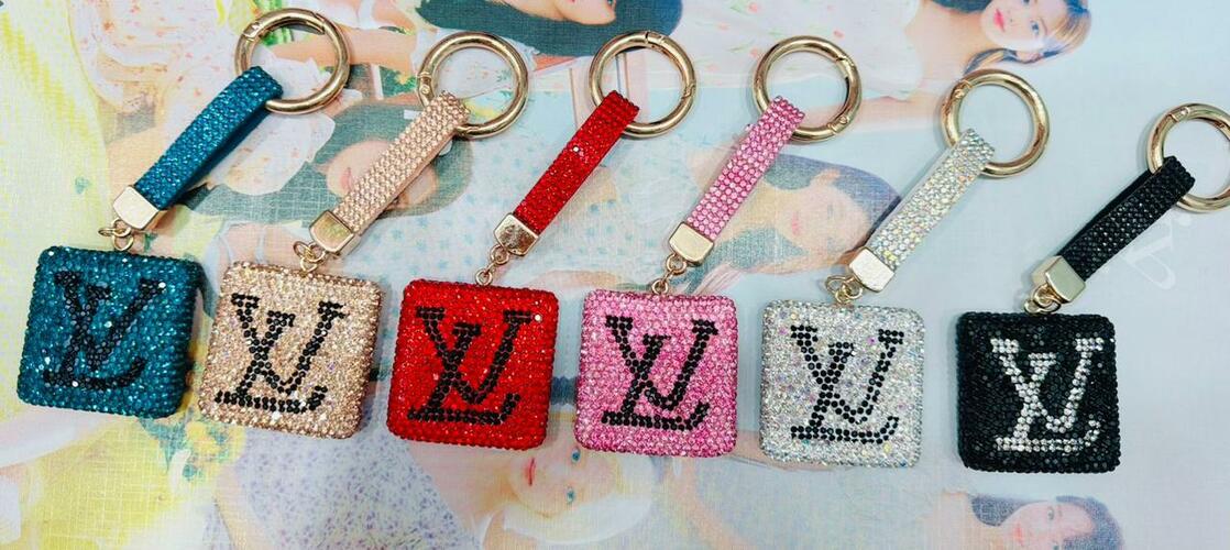 Брелок LOUIS VUITTON объемный стразы - 2