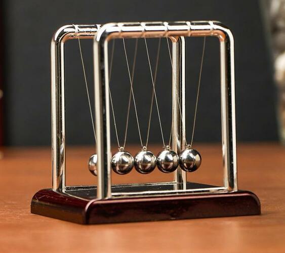 Сувениры Маятник Ньютона на квадратной подставке темно-красный малый